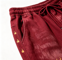 Shorts Bermuda à Jambes Larges Kornit DTG, Motif Flamme Bicolore, Lettres Vintage Audacieuses, Bords Effilochés, Trous, Taille à Cordon de Serrage