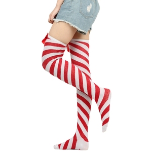 Chaussettes de Noël pour femmes à rayures diagonales rouges avec détail nœud, bas doux mi-cuisses pour fêtes de fin d'année et mode hivernale festive - Product Image 2