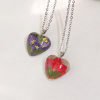 Collier pendentif fleur de l'Amour, fleur naturelle éternelle, chaîne de clavicule, artisanat en résine époxy haute transparence fait main