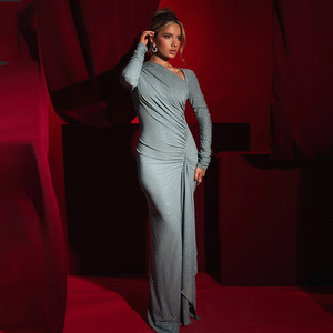 Elegante Vestido de Noche Asimétrico de Manga Larga con Pliegues y Acabado Brillante para Mujer - Product Image 3