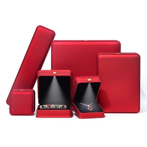 صناديق مجوهرات فاخرة بالجملة مصنوعة من الجلد الصناعي بتصميم التاج الملكي مع إضاءة LED للقلادات والأقراط والخواتم والأساور - Product Image 5