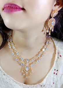 Ensemble collier choker plaqué or avec pierres AD et Maangtikka |   Meilleurs bijoux de mariage pour les fiançailles et les anniversaires de mariage - Product Image 5