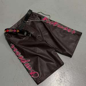 Hersteller Maßgefertigte Hochwertige Bestickte Strass-Streetwear-Ledershorts Schwere PU-Ledershorts für Herren - Product Image 2