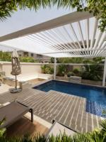 Pergola bioclimatique de luxe avec portes coulissantes en verre et fenêtres à volets occultants pour villa haut de gamme, patio arrière, terrasse extérieure, gazebo