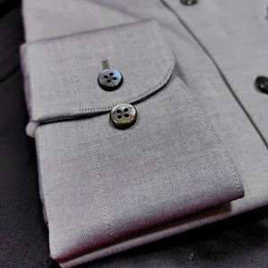 Chemise pour homme sur mesure, col rabattu gris |   100% coton |   ODM sur mesure haut de gamme |   Tissus chinois de qualité supérieure |   Géométrique d'été - Product Image 6