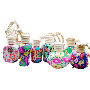Bouteilles de parfum pour voiture en argile polymère de 8 ml et 10 ml, diffuseur de parfum avec corde suspendue et couvercle en bois, motifs floraux variés - Product Image 1