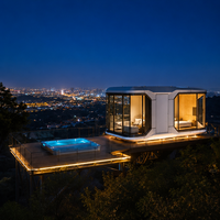 Maison capsule de luxe sur le versant de la colline avec mur panoramique en verre, maisonnette mobile préfabriquée moderne, pod modulaire pour hôtel-resort et cabane
