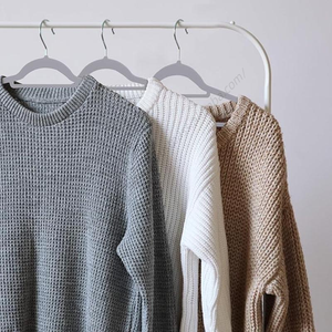 Ganchos de Plástico Aterciopelados Negros al por Mayor con Barra para Corbatas para Ropa - Product Image 5