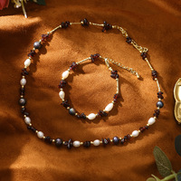 Ensemble collier et bracelet élégant de style bohème avec perles d'eau douce et copeaux de grenat rouge, idéal pour les fêtes, les rendez-vous et les tenues décontractées