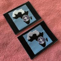 Étiquettes de broderie en sergé 3D de logo carré de couleurs vives, couture découpée au laser sur un patch de vêtements de broderie