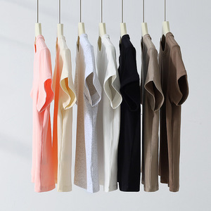 Camiseta de algodón y elastano para mujer, corte ajustado, con logo personalizado, hombros rectos, sin arrugas, novedad de verano, en stock, venta al por mayor - Product Image 2