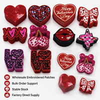 Prêts à expédier : Patchs Saint-Valentin, Badges à sequins Cœur Rouge, Appliques thermocollantes Disco Cerise Nœud pour Chapeaux - Vente en gros en stock
