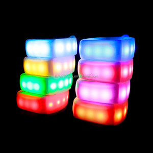 Pulseira de Silicone LED Multicolorida DMX Programável com Controle Remoto RFID para Eventos - Product Image 2