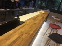 Comptoir de bar en bois pour la maison personnalisé pour l'installation de bars fonctionnels Comptoir de bar en bois à la mode Vente en gros directement de l'usine