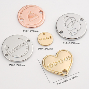 Placa de Metal Dorada con Letras para Logotipo de Ropa, Etiqueta de Metal Personalizada para Coser en la Ropa con Dos Agujeros para Trajes de Baño y Suéteres - Product Image 5