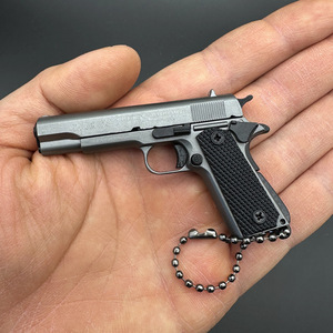 Nhà Sản Xuất Của Dễ Thương Mini Kim Loại Pistol Đồ Chơi Beretta Handgun Keychain Colt 1911 Quy Mô Hình 1:3 Súng Carabiner Keychain - Product Image 2
