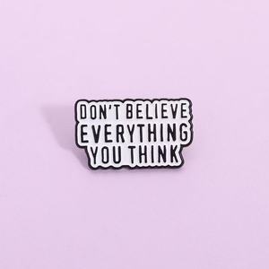 Pin de Esmalte con Frase Divertida 'No Creas Todo lo que Piensas', Reflexión Personal, Autocritica, Conciencia de Uno Mismo, Aleación de Zinc, Níquel Negro - Product Image 1