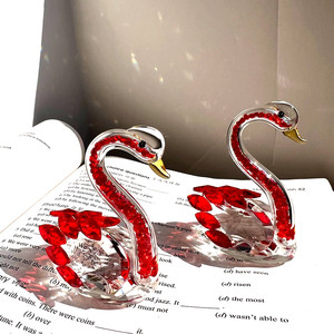 Commercio all'ingrosso bella decorazione di nozze romantico fatto a mano colore rosso cristallo coppia cigni per regalo - Product Image 3