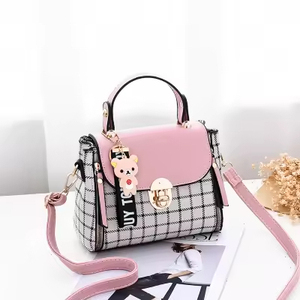 กระเป๋าถือสตรีสะพายไหล่สี่เหลี่ยมลายขวางพร้อมซิปปิดแฟชั่น tdbb - Product Image 1