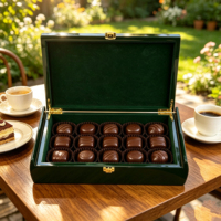Boîte à chocolat en bois finition piano brillant avec date, fermeture à charnière dorée, doublure en velours, logo personnalisé pour l'Aïd Ramadan, emballage cadeau de luxe pour douceurs