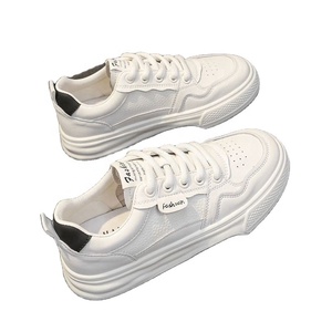 Chaussures de sport blanches respirantes pour femmes, avec différents styles, semelles épaisses à la mode coréenne, légères et confortables pour le printemps/l'automne - Product Image 1
