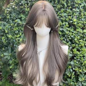 วิกผมยาวหยิกสีน้ำตาลเทาธรรมชาติพร้อมหน้าม้าปัดข้าง วิกผมไฟเบอร์ทนความร้อนสูงสำหรับสวมใส่ทุกวัน - Product Image 4