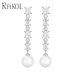 Pendientes Largos RAKOL EP5281 para Mujer, Diseño Elegante, Circonita Cúbica Cuadrada, Perla de Agua Dulce, Chapados en Rodio - Product Image 3