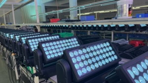 Luz de Cabeza Móvil COMET 44IP 44X15W RGBW 4IN1 LED Matrix WASH con Luz de Colores, IP65, Entrada/Salida PowerCON TRUE1 - Product Image 2