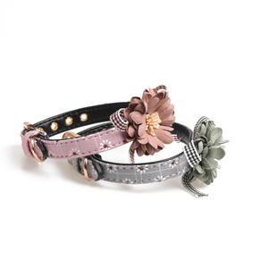 <span class=keywords><strong>Collar</strong></span> de cuero PU de lujo para mascotas de alta calidad para perros y gatos, seguro Breakaway, hermoso estampado de flores, patrón sólido, cinta elegante, pluma - Product Image 2