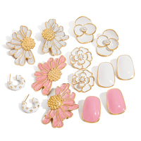 G4287 Vente en Gros Boucles d'Oreilles Fleur à 4 Pétales en Acier Inoxydable Plaqué Or 18K Élégantes et Raffinées avec Perles Gouttelettes d'Huile Blanches