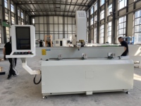Machine CNC OUWO PLC pour le perçage, le fraisage et le rainurage de profilés en aluminium, PVC et UPVC, avec table rotative inclinable à 180 degrés et fonction d'usinage.