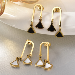 Ensemble de boucles d'oreilles tendance pour femmes, de créateur, en acier inoxydable plaqué or, avec clous, anneaux et pendentifs triangulaires incrustés, vente en gros - Product Image 1