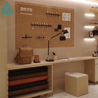 Elegante, umweltfreundliche, robuste Ledertaschen-Vitrine mit mehrstufigem Glas-Handtaschen-Präsentationsschrank, maßgefertigte Boutique-Möbel mit LED-Beleuchtung