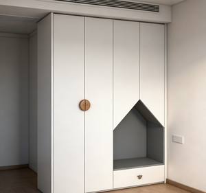 Armoire pour enfants minimaliste blanche avec un design de niche en pignon ludique, des accents en bois et un grand espace de rangement pour les chambres - Product Image 2