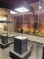 Vitrine d'exposition culturelle de luxe moderne, sur mesure, en acier et verre trempé, avec éclairage LED, écologique