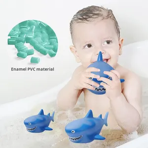 2025 trend küçük ördek PVC bebek banyo sıkmak su püskürtme köpekbalığı oyuncak - Product Image 1