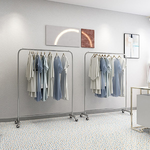 Espositore <span class=keywords><strong>per</strong></span> Abbigliamento in Acciaio Inox Spazzolato Argento Stile Art Déco, con Ruote, <span class=keywords><strong>per</strong></span> Sala Live Streaming - Product Image 3