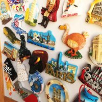 L'usine propose la vente en gros de souvenirs touristiques, d'artisanat peint et d'aimants de réfrigérateur en provenance de tous les coins du monde.