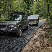 Tapis de protection de sol antidérapants en HDPE à installation facile avec découpe CNC, tapis de route temporaire portable pour chantier extérieur