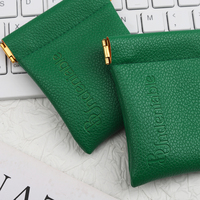 Petite pochette en PU avec logo personnalisé en relief, fermeture automatique, pochette en cuir PU avec fermeture à ressort pour bijoux, boucles d'oreilles, bagues, écouteurs, emballage de rangement