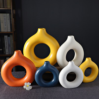Vase en céramique artisanal minimaliste moderne en forme de donut pour la décoration intérieure et l'arrangement floral – Article de présentation en gros