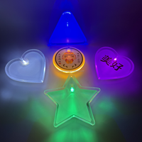 Badge LED personnalisé OEM ODM avec logo, différentes formes, badge lumineux LED coloré en PS pour événements, concerts, fournitures de fête