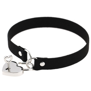 Collana Choker Harajuku con Lucchetto a Cuore e Chiavi, Fatta a Mano, Borchiata, Stile Punk Gotico, con Ciondolo a Lucchetto - Product Image 2