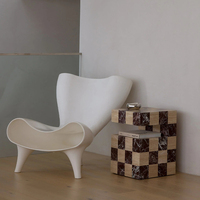 Table d'appoint Cammy Stone en travertin naturel et marbre Rosa Levanto, motif damier, pour salons, chambres et appartements
