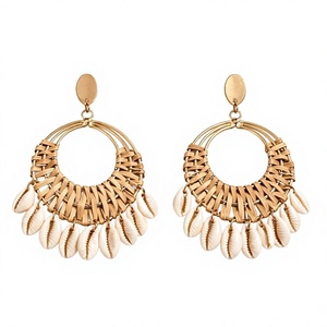 Pendientes de Aro con Conchas Chapadas en Oro Estilo Bohemio, Joyería de Moda para Mujer - Product Image 1
