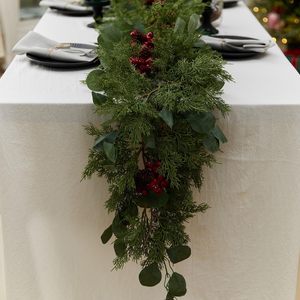 Guirlande de Noël à suspendre à la porte avec baies rouges, feuilles de pin, cyprès et eucalyptus, guirlande artificielle au toucher doux, ornement - Product Image 2