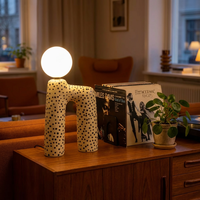 Vente en gros et personnalisation de lampes de table en résine en forme de zèbre pour salons et chambres modernes, style nordique minimaliste et créatif
