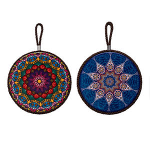 แผ่นรองจานเซรามิกรูปทรงมันดาลา ขนาด 17 ซม. ป้องกันความร้อน พร้อมหูจับเชือก สำหรับใช้ในครัว - Product Image 3