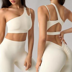 Sujetador deportivo asimétrico de un solo hombro para mujer al por mayor, top corto de yoga con espalda recortada y acolchado, sujetador de running suave como la mantequilla de secado rápido, OEM ODM - Product Image 1
