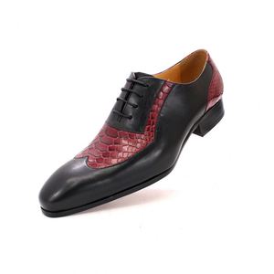 Chaussures habillées formelles pour hommes en cuir noir à bout aile, motif python rouge rétro, empeigne patchwork - Product Image 1